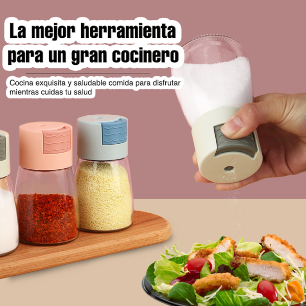 Saleros de Vidrio Pimentero Dispensador 0.5g 4 pzs Cocina en uso sobre ensalada - Innovalov